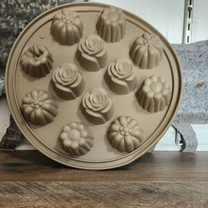 Pampered Chef Vintage Flower Muffin Pan